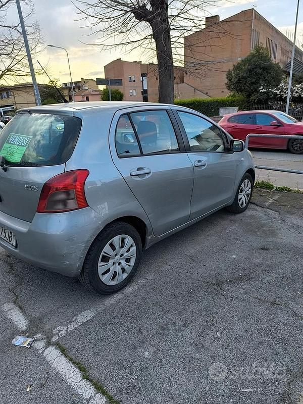 Usata Toyota Yaris Sol 90 CV (66 kW) 2007 Grigio Utilitaria