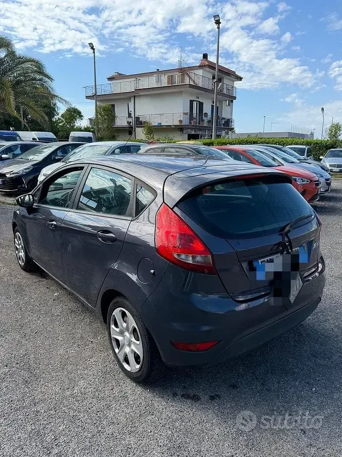 Usata Ford Fiesta 60 CV (44 kW) 2012 Grigio Berlina