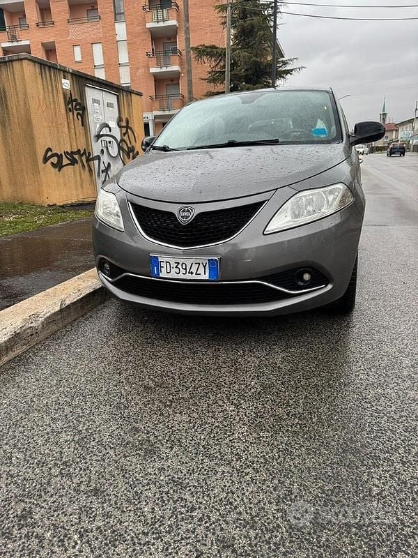 Usata Lancia Ypsilon 69 CV (50 kW) 2016 Grigio Utilitaria