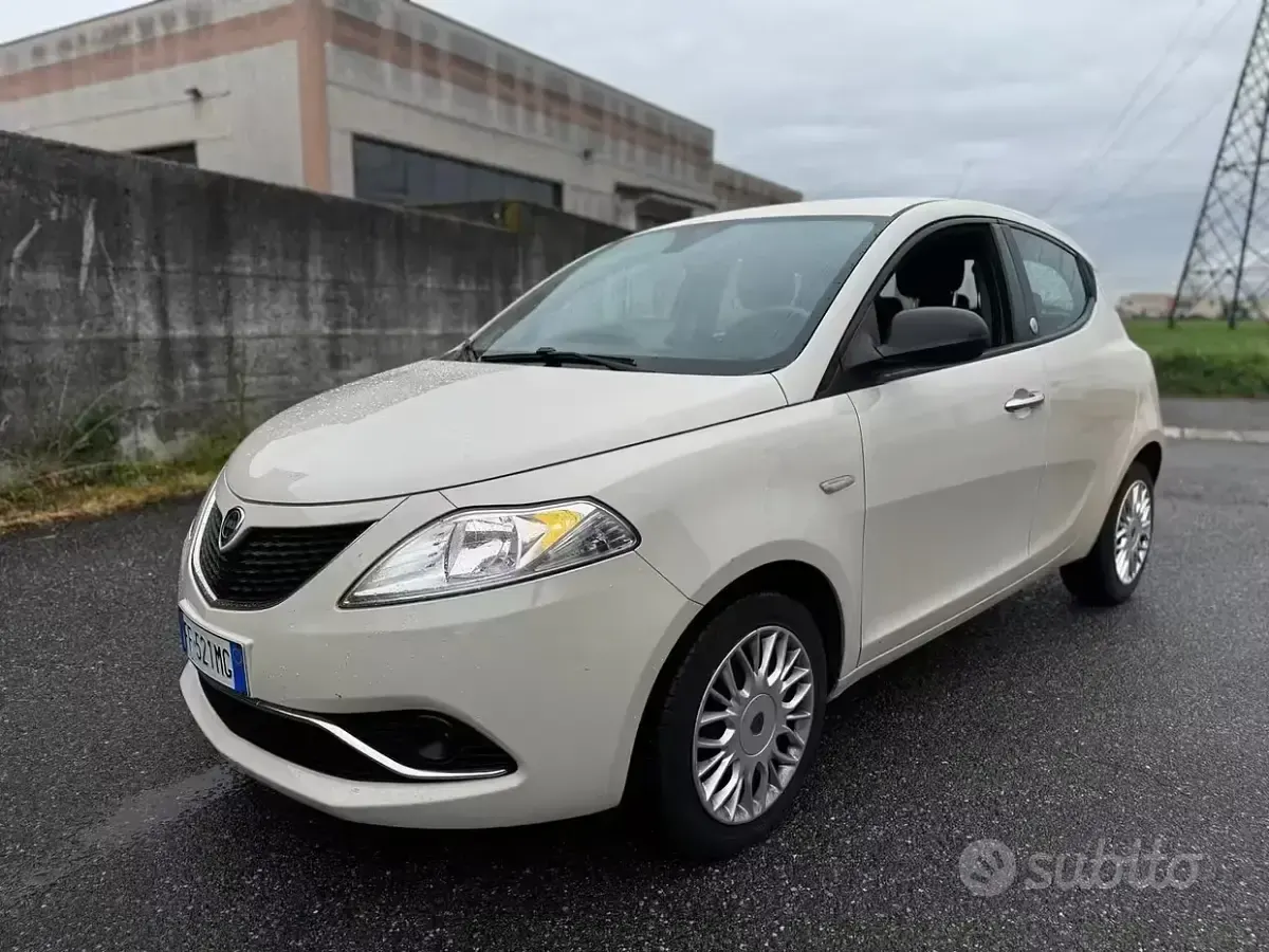 Usata Lancia Ypsilon Gold 69 CV (50 kW) 2016 Bianco Utilitaria