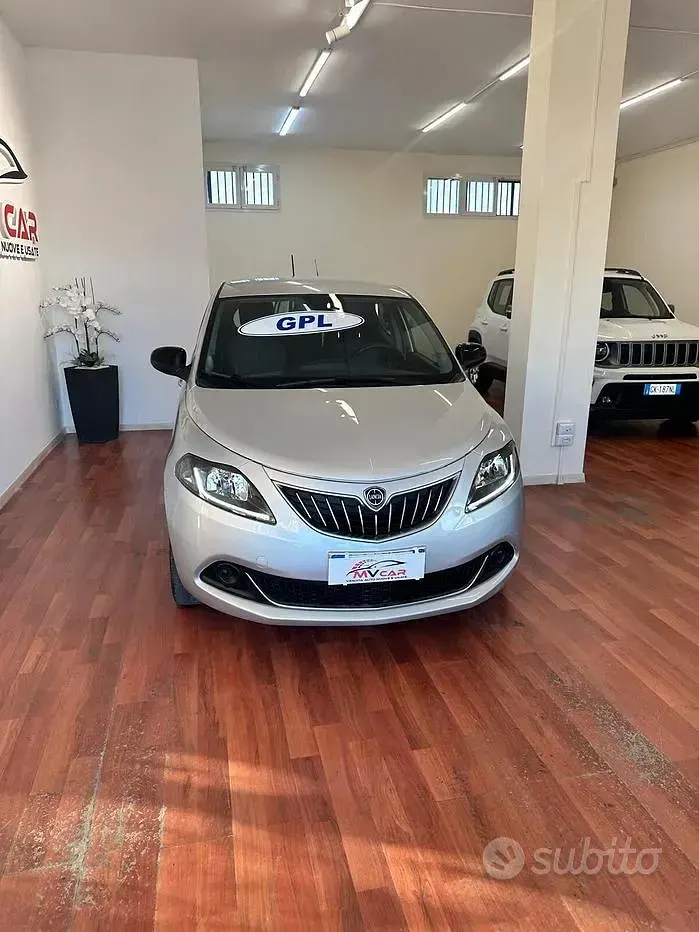 Usata Lancia Ypsilon Silver 69 CV (50 kW) 2021 Grigio Utilitaria
