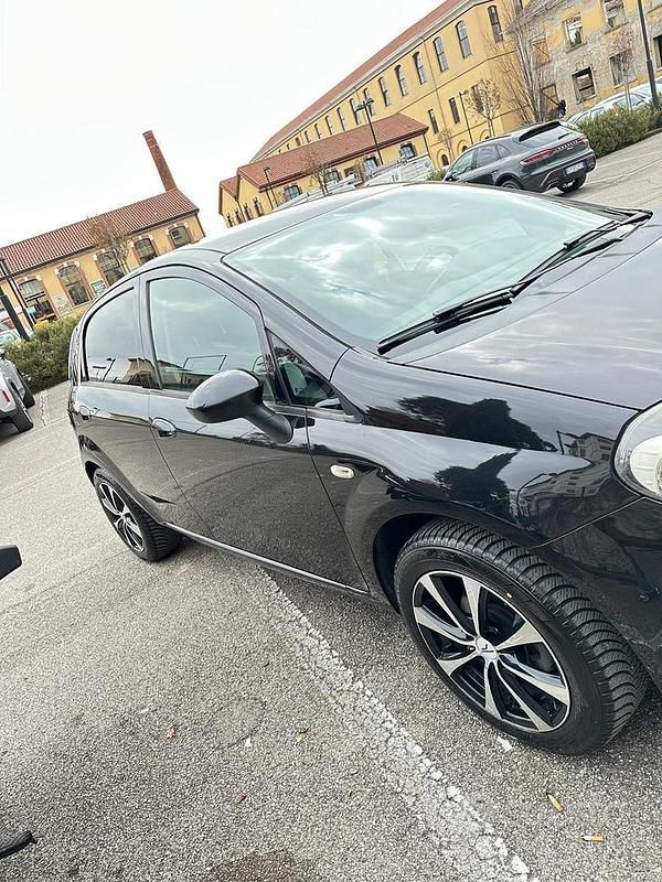 Usata Fiat Punto Evo Dynamic 65 CV (47 kW) 2010 Nero Utilitaria