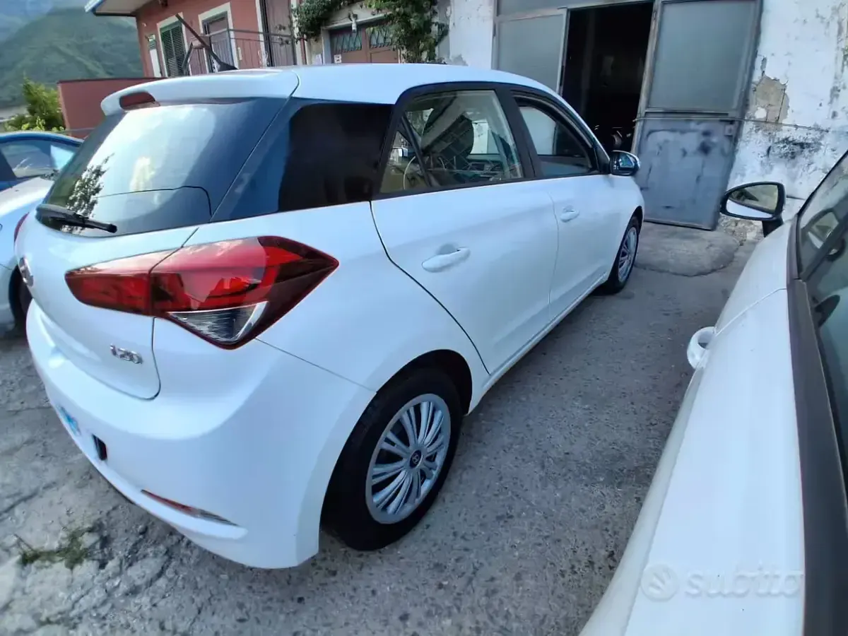 Usata Hyundai i20 GO! 75 CV (55 kW) 2016 Bianco Berlina