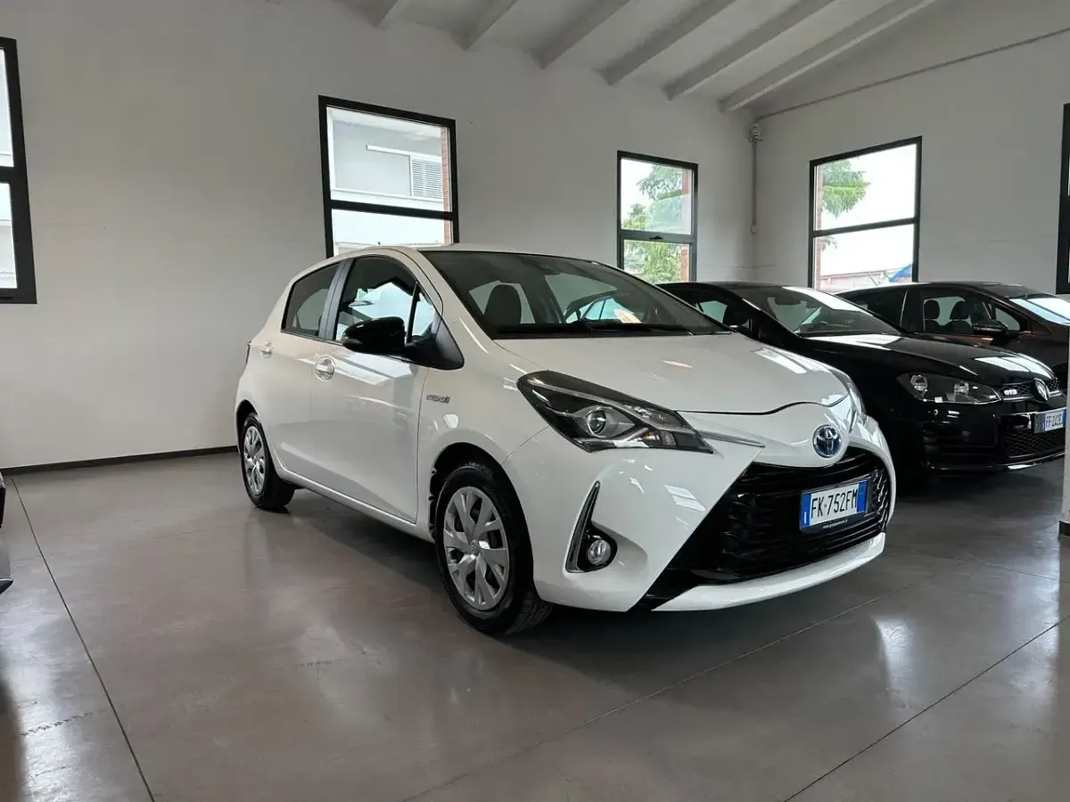 Usata Toyota Yaris Hybrid Style 73 CV (53 kW) 2017 Bianco Berlina