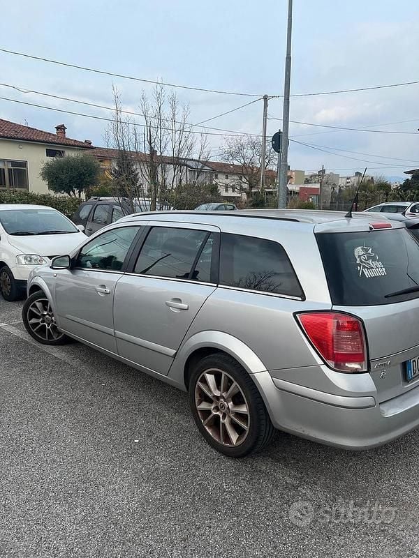 Usata Opel Astra 110 CV (80 kW) 2006 Grigio Station wagon