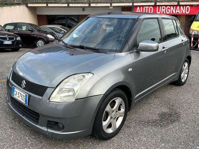 Grigio Usata 2005 Suzuki Swift GLX Tre volumi | 1700 € (Buon prezzo) - Immagine 1/4