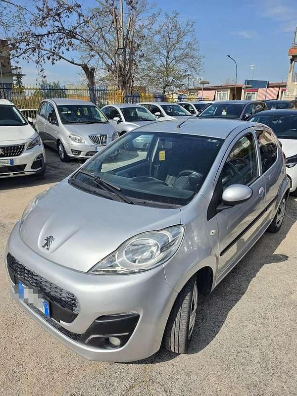 Usata Peugeot 107 Urban Move 68 CV (50 kW) 2012 Argento Utilitaria