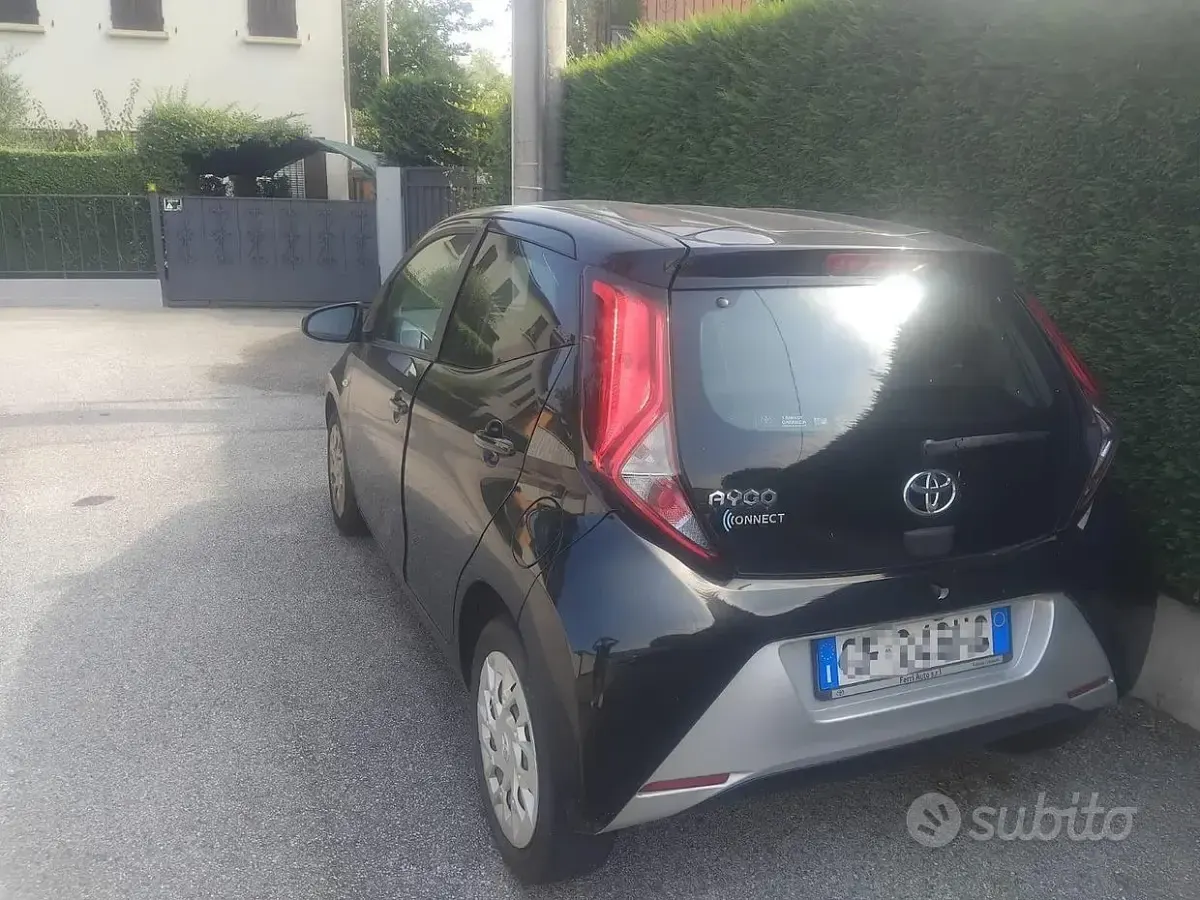 Usata Toyota Aygo X-play 72 CV (52 kW) 2021 Nero Utilitaria