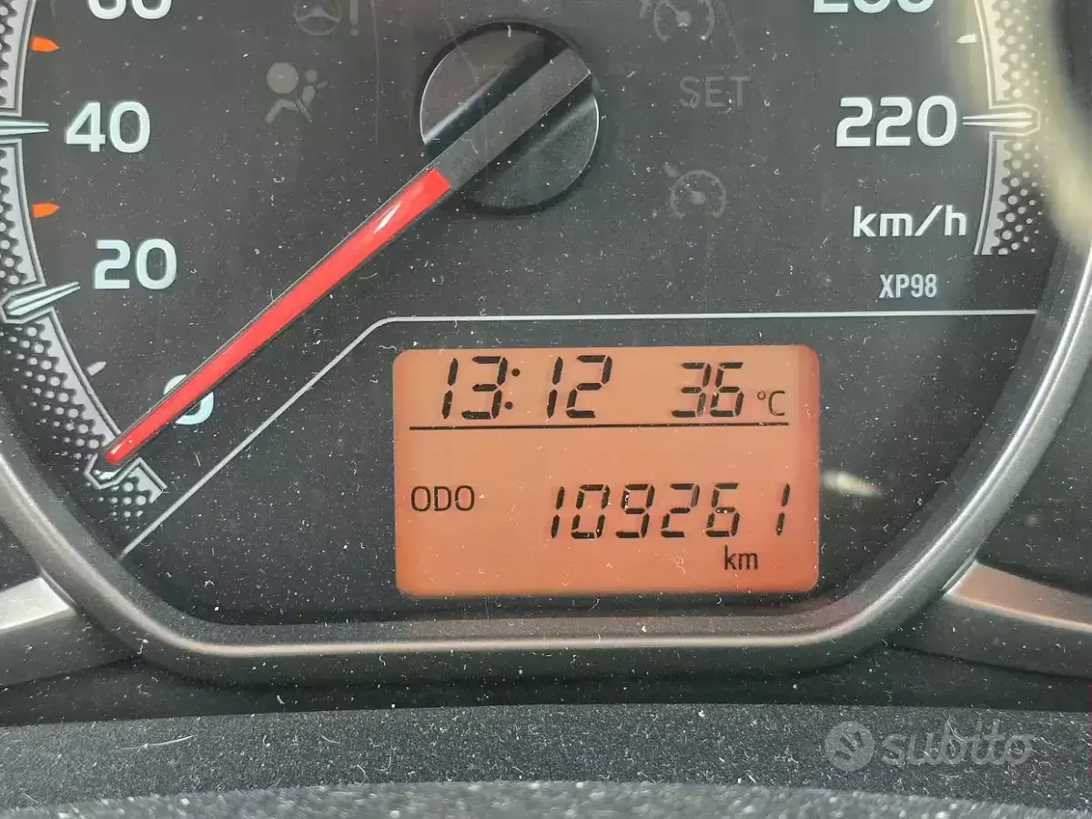 Usata Toyota Yaris Active 69 CV (50 kW) 2015 Bianco Berlina