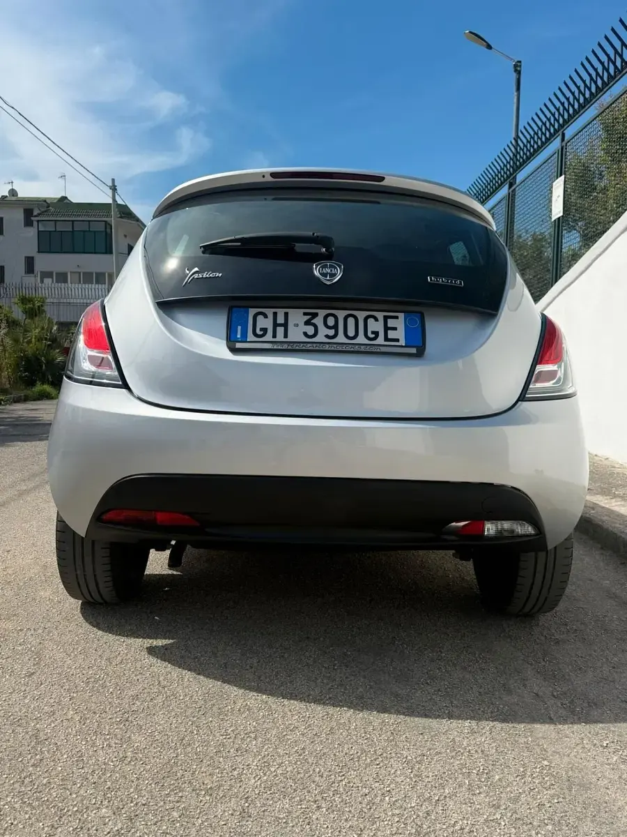 Usata Lancia Ypsilon Gold 69 CV (50 kW) 2022 Grigio Utilitaria