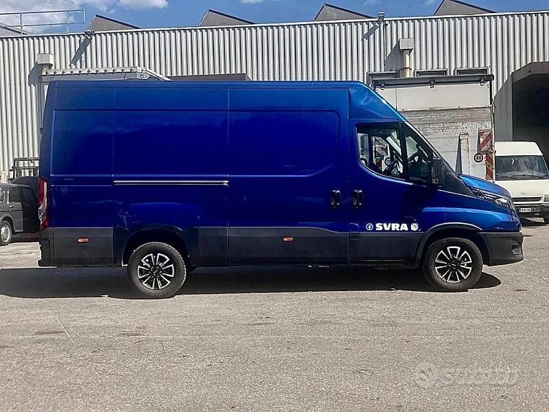 Usata Iveco Daily 136 CV (100 kW) 2020 Blu Berlina