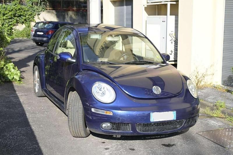 Usata VW New Beetle 105 CV (77 kW) 2007 Blu/azzurro Utilitaria