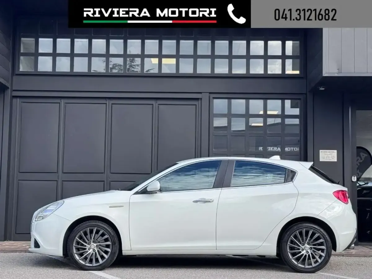 Usata Alfa Romeo Giulietta Distinctive 140 CV (102 kW) 2012 Bianco Utilitaria