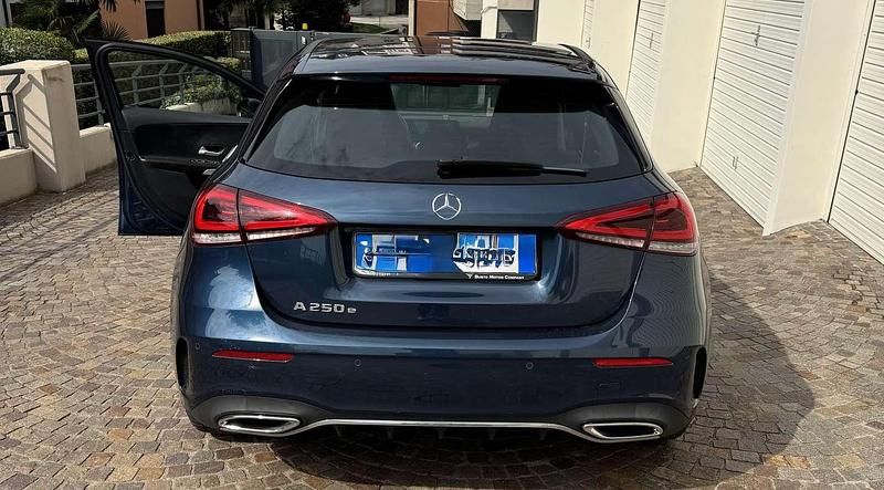Usata Mercedes A250 Premium 218 CV (160 kW) 2023 Blu/azzurro Berlina
