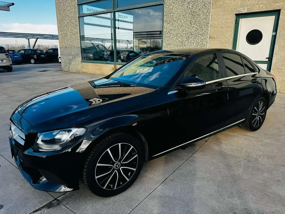 Gebraucht Mercedes C180 122 PS (89 kW) 2021 Schwarz Limousine