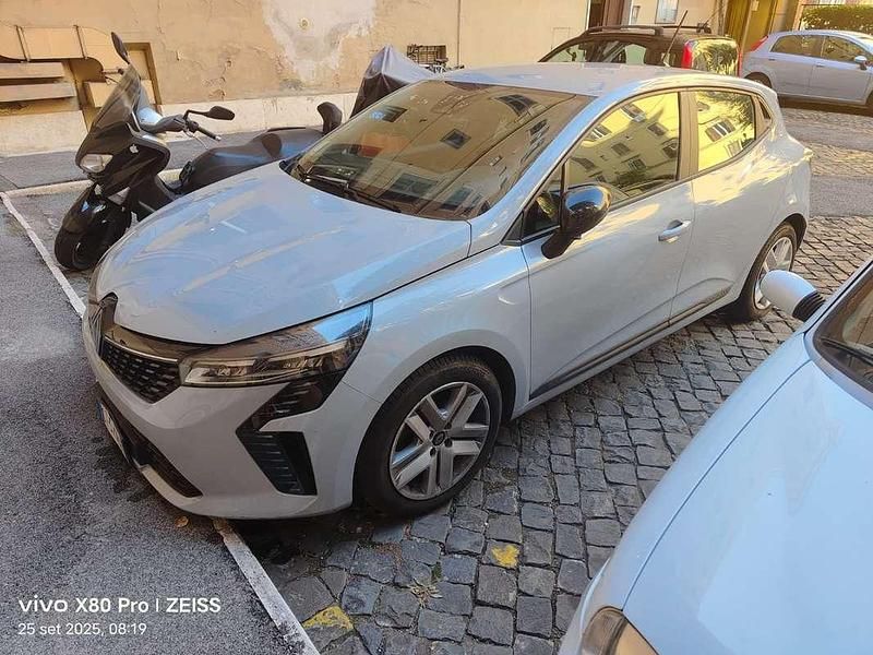 Grigio Usata 2024 Renault Clio V Evolution Due volumi | 16.500 € (Buon prezzo) - Immagine 1/4