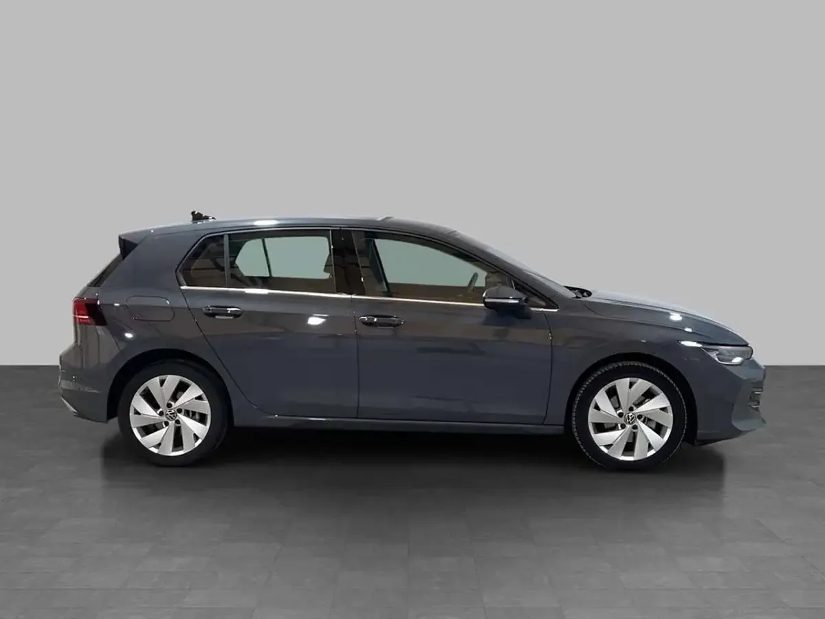 Usata VW Golf VIII Style 150 CV (110 kW) 2025 Dolphin grey metallizzato Berlina