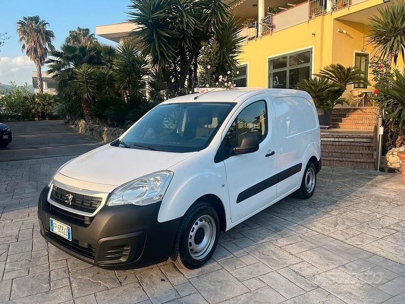 Usata Peugeot Partner Tepee Active 99 CV (72 kW) 2018 Bianco Monovolume