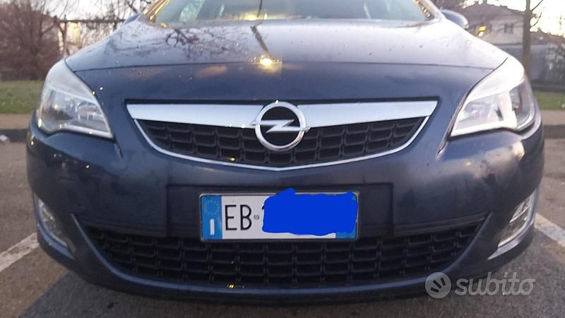 Usata Opel Astra 100 CV (73 kW) 2010 Blu Berlina