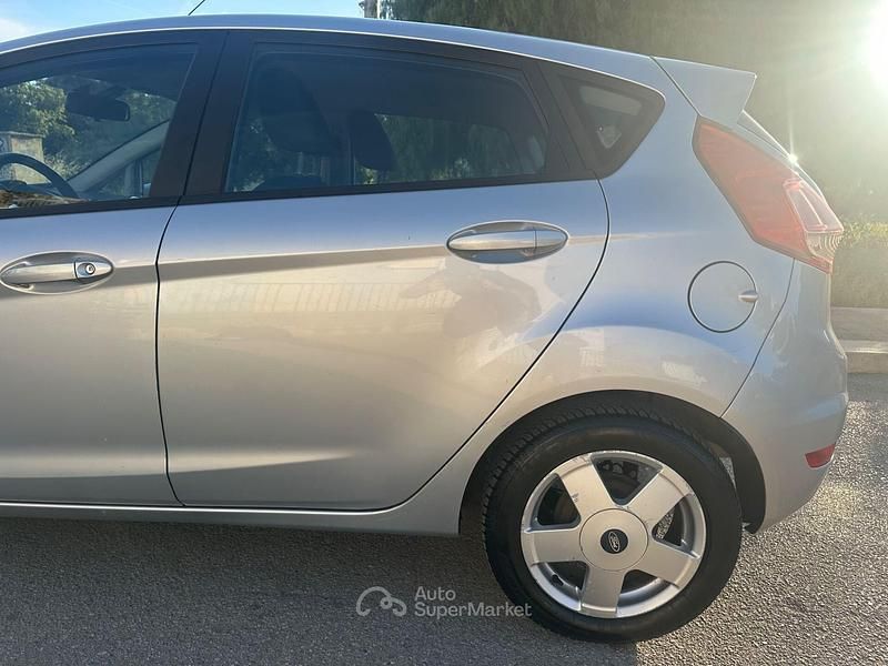 Usata Ford Fiesta 95 CV (69 kW) 2015 Grigio Utilitaria
