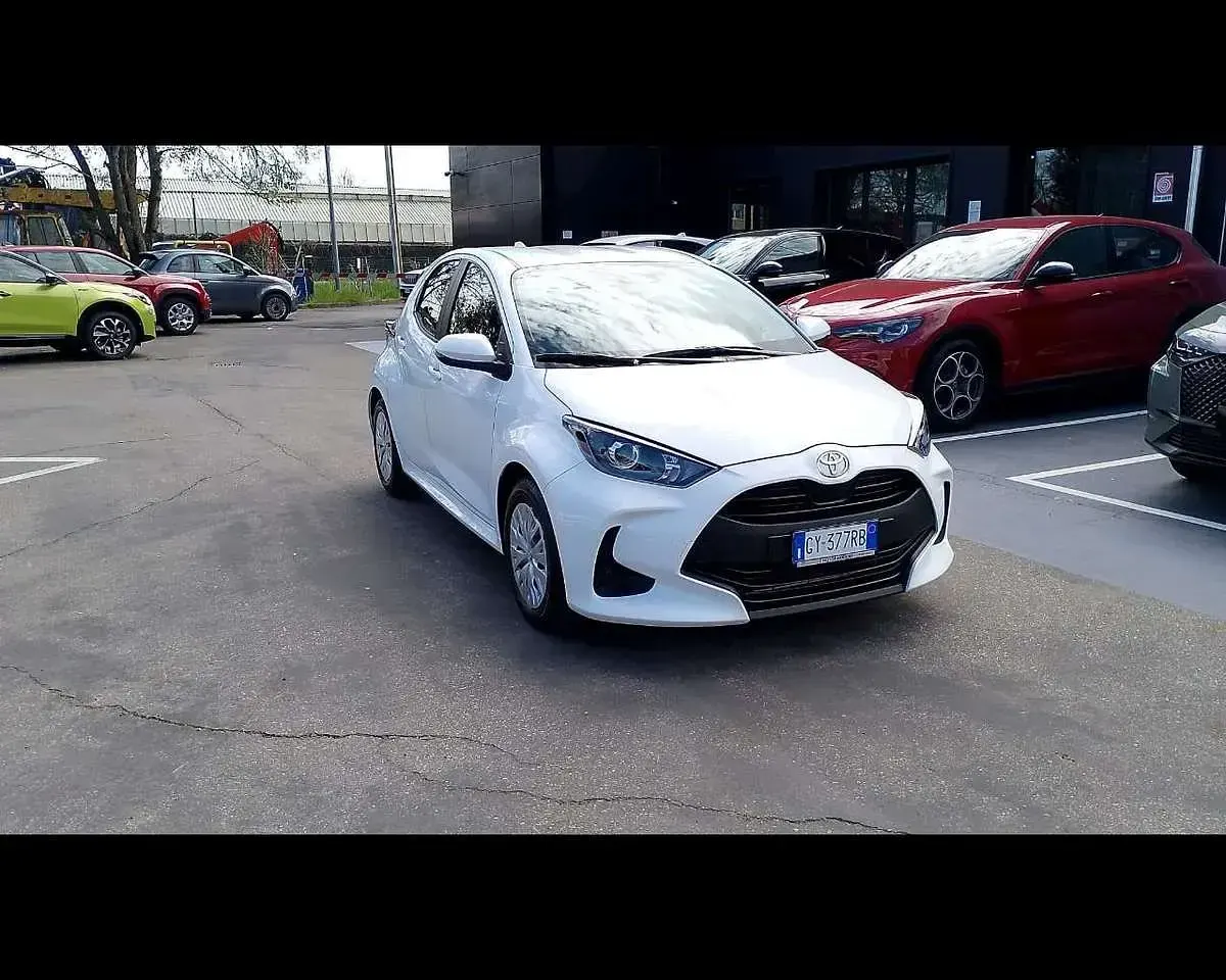 Usata Toyota Yaris Hybrid Active 92 CV (67 kW) 2025 Bianco Berlina