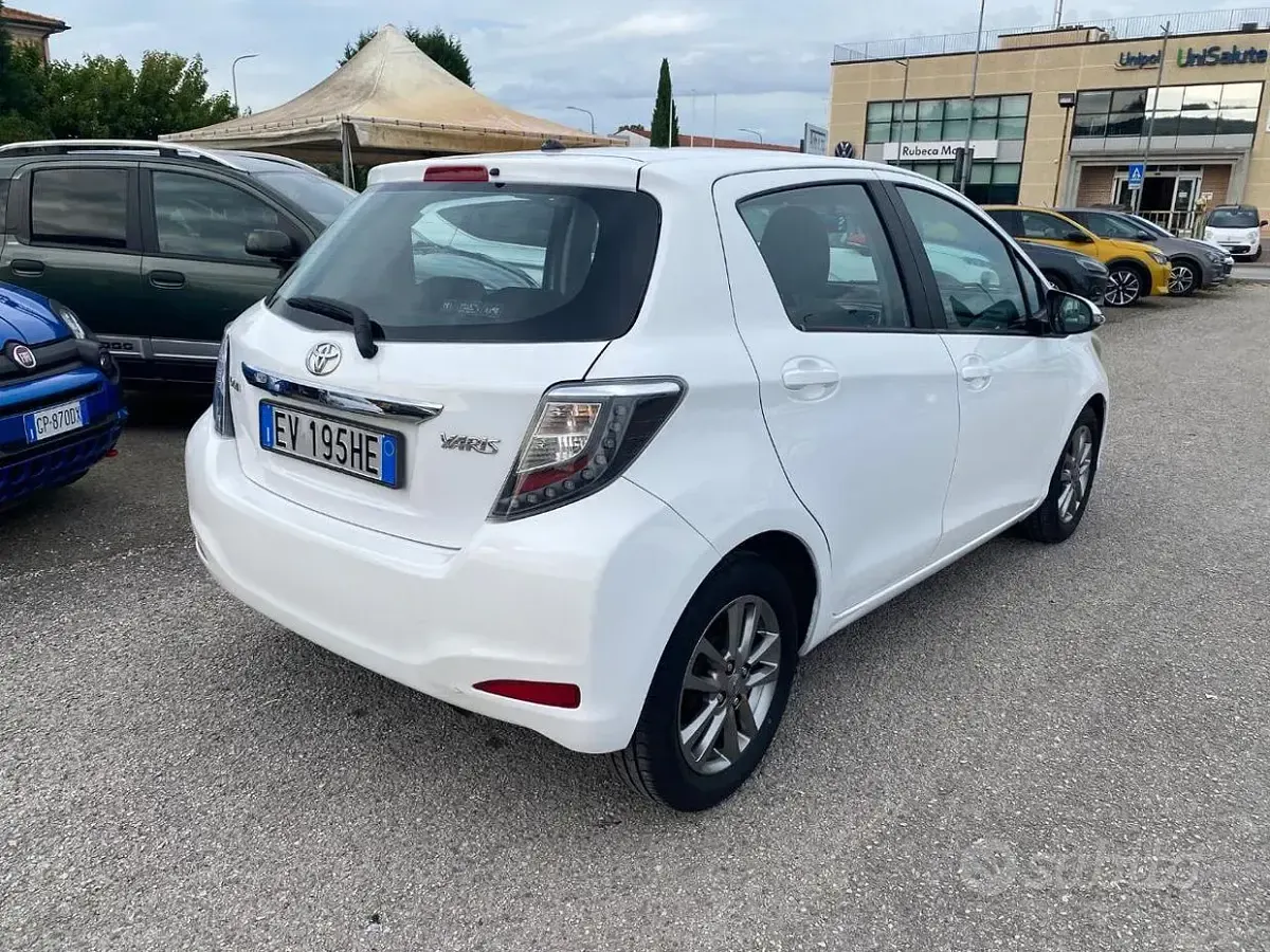 Usata Toyota Yaris Active 90 CV (66 kW) 2014 Bianco Utilitaria
