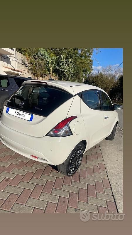 Usata Lancia Ypsilon Gold 69 CV (50 kW) 2022 Bianco Utilitaria