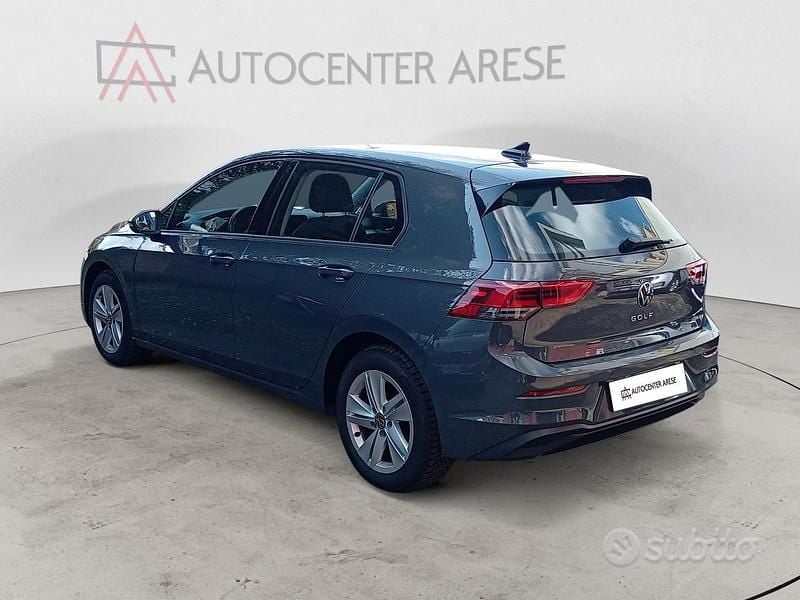 Używany VW Golf VIII Life 116 KM (85 kW) 2022 Szary Sedan/Limuzyna