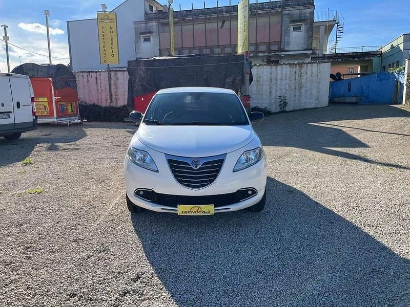 Bianco Usata 2014 Lancia Ypsilon Silver Due volumi | 5000 € (Buon prezzo) - Immagine 1/4