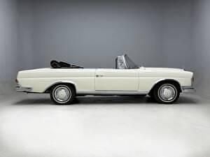 Begagnad Mercedes 250 SE 160 HK (117 kW) 1966 Vit Cab