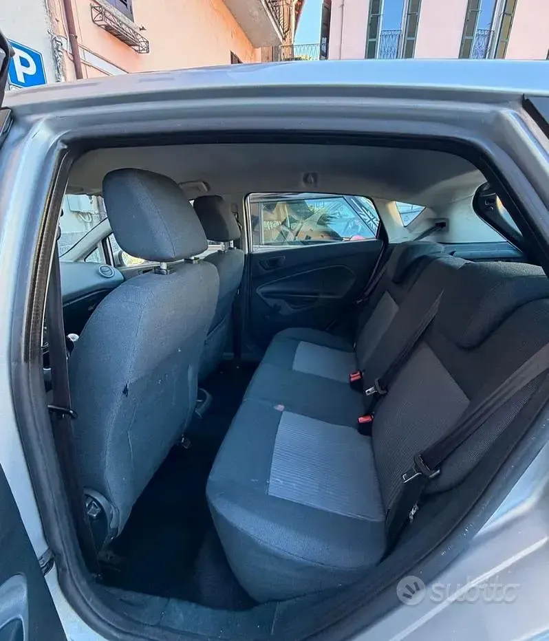 Usado Ford Fiesta 95 HP (69 kW) 2015 Cinzento Citadino