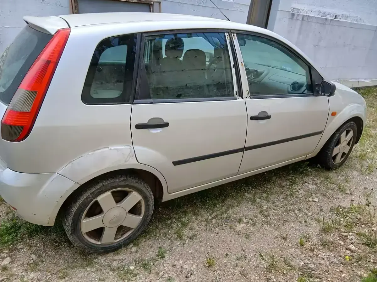 Usata Ford Fiesta 70 CV (51 kW) 2002 Grigio Utilitaria