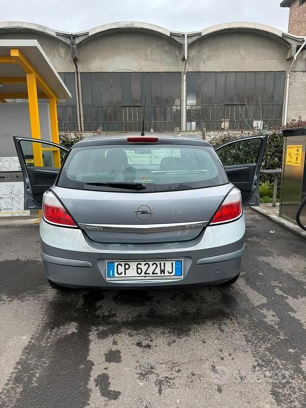 Usata Opel Astra 120 CV (88 kW) 2005 Grigio Berlina