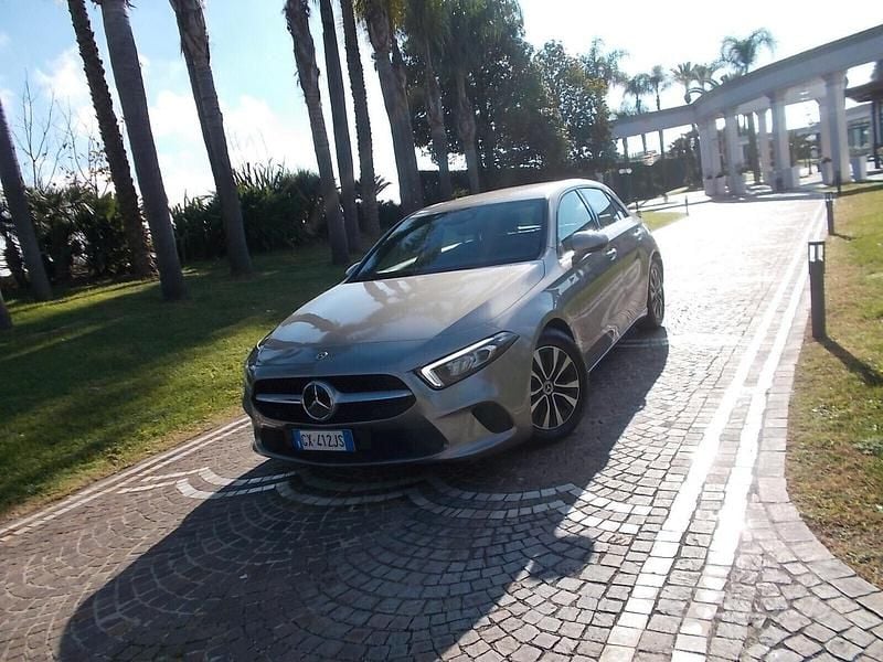 Grigio Usata 2020 Mercedes A180 Tre volumi | 18.400 € (Ottimo prezzo) - Immagine 1/4