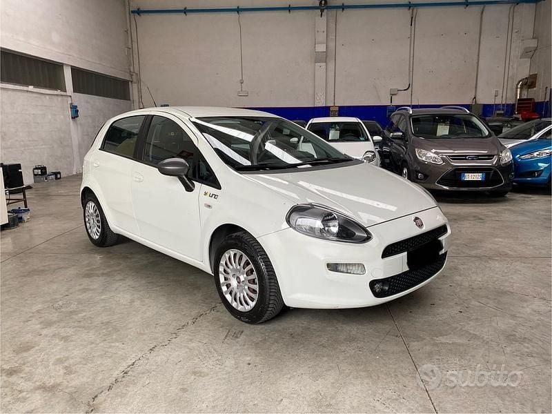 Usata Fiat Grande Punto Young 77 CV (56 kW) 2014 Bianco Utilitaria