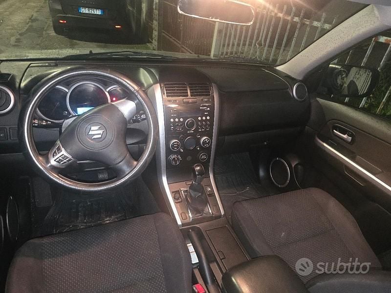Usata Suzuki Grand Vitara 129 CV (94 kW) 2010 Grigio Berlina