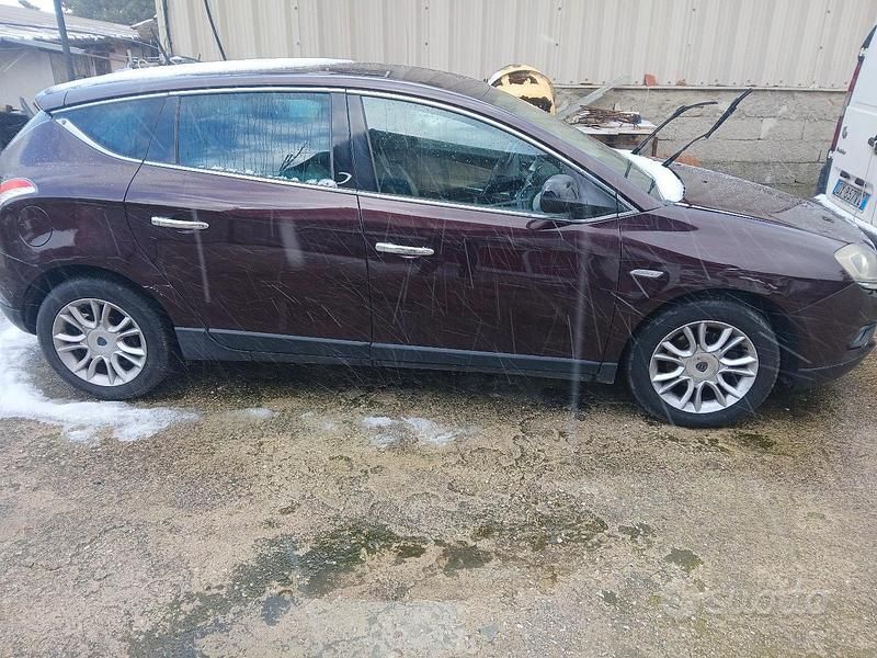 Usata Lancia Delta 120 CV (88 kW) 2011 Marrone Utilitaria