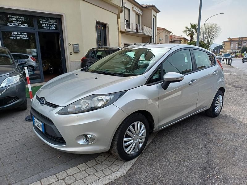 Usata Ford Fiesta 74 CV (54 kW) 2013 Argento Utilitaria