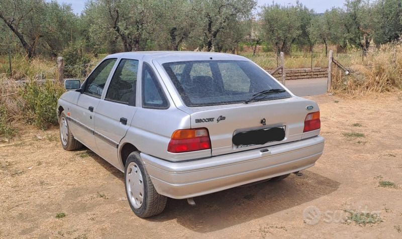 Usata Ford Escort Ghia 73 CV (53 kW) 1993 Grigio Berlina