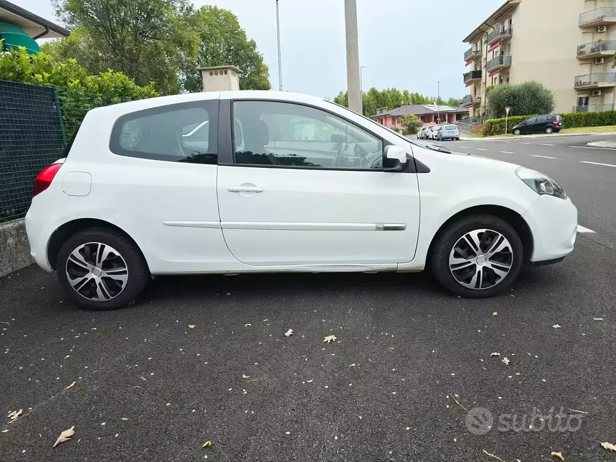 Usata Renault Clio III 75 CV (55 kW) 2012 Bianco Berlina