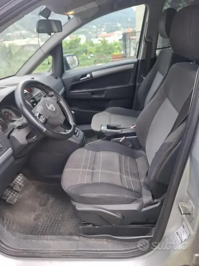 Usata Opel Zafira 110 CV (80 kW) 2012 Grigio Monovolume