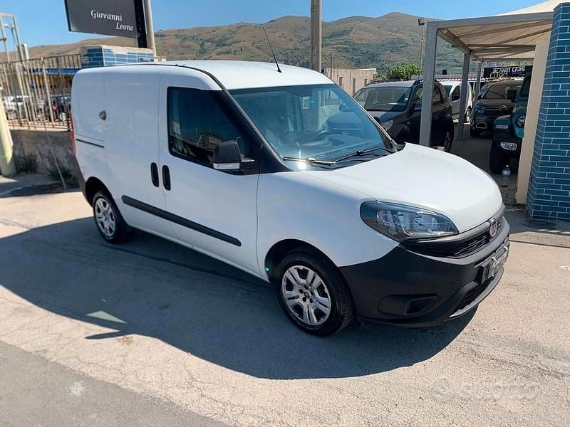 Usata Fiat Doblò Lounge 95 CV (69 kW) 2021 Bianco Monovolume