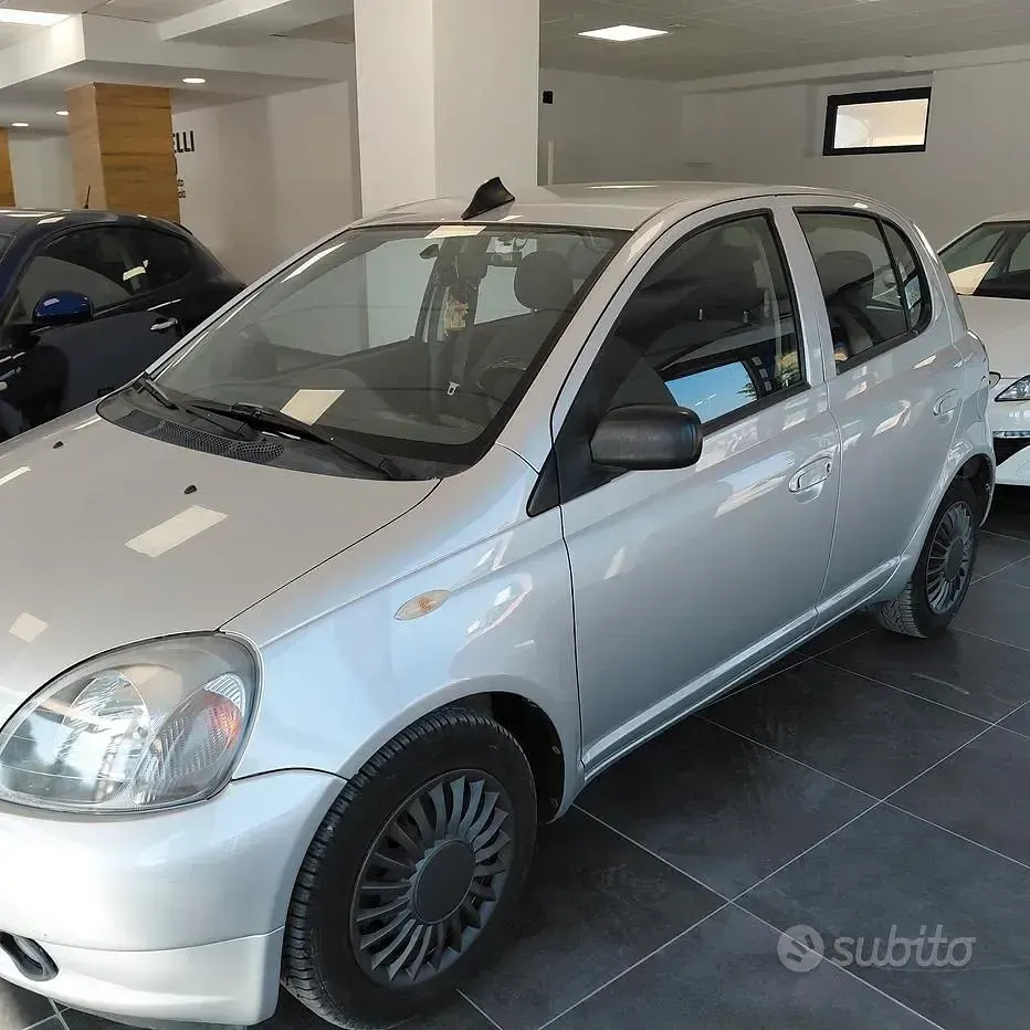 Usata Toyota Yaris 68 CV (50 kW) 2001 Grigio Berlina