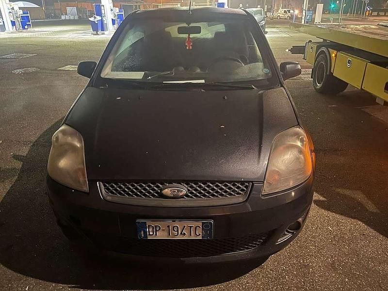 Usata Ford Fiesta Ghia 75 CV (55 kW) 2008 Grigio Utilitaria