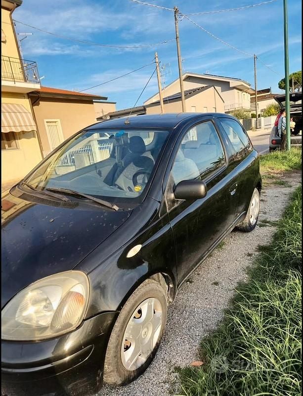 Usata Toyota Yaris Luna 86 CV (63 kW) 2001 Nero Berlina