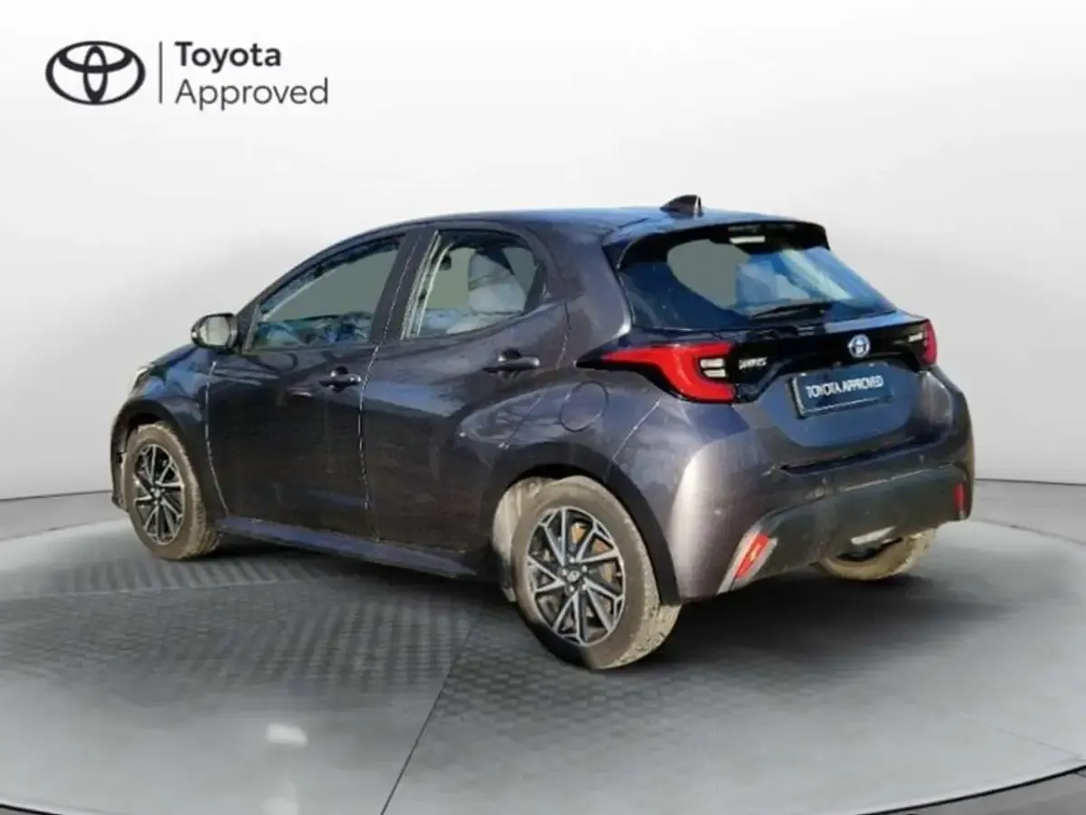 Usata Toyota Yaris Hybrid Trend 116 CV (85 kW) 2022 Dark grey Berlina