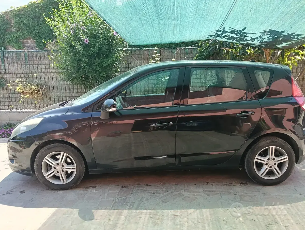 Usata Renault Scénic 110 CV (80 kW) 2010 Nero Monovolume
