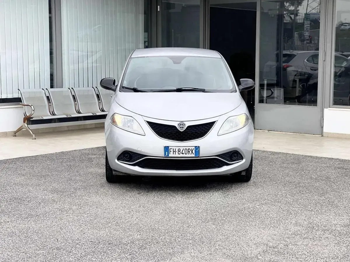 Usata Lancia Ypsilon 69 CV (50 kW) 2017 Grigio Utilitaria