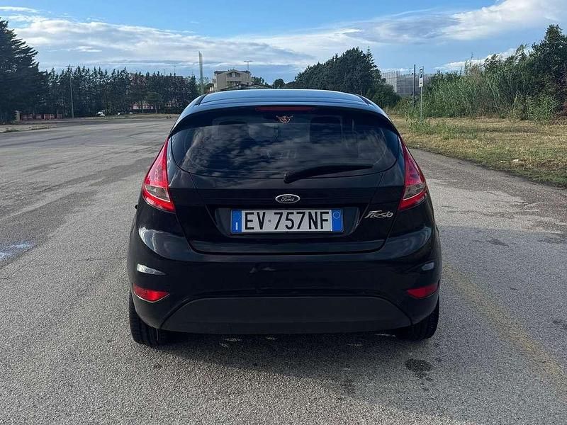 Usata Ford Fiesta 69 CV (50 kW) 2012 Nero Utilitaria