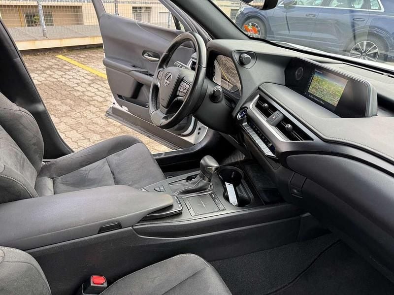 Usata Lexus UX 250h Business Edition 152 CV (111 kW) 2022 Bianco perla met. SUV